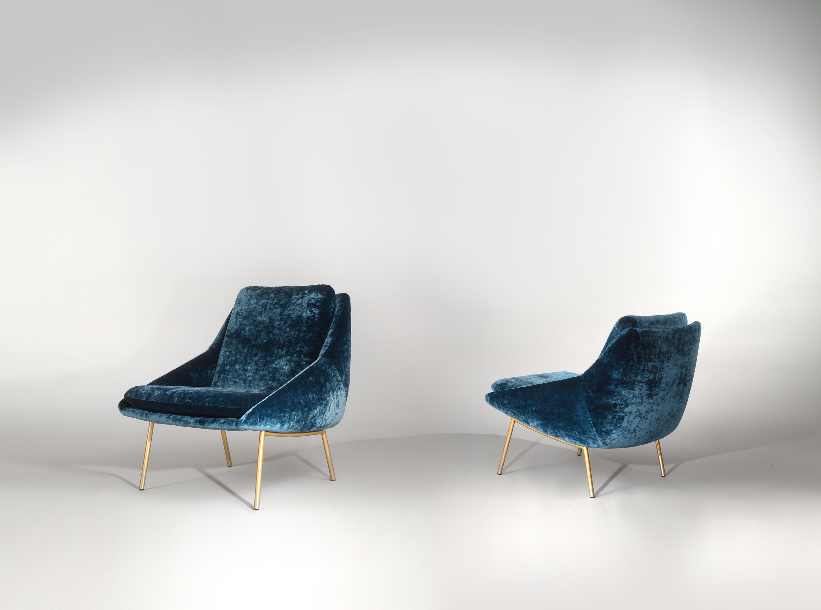 Model 800 pair of armchairs by Joseph-André Motte - Meubles et