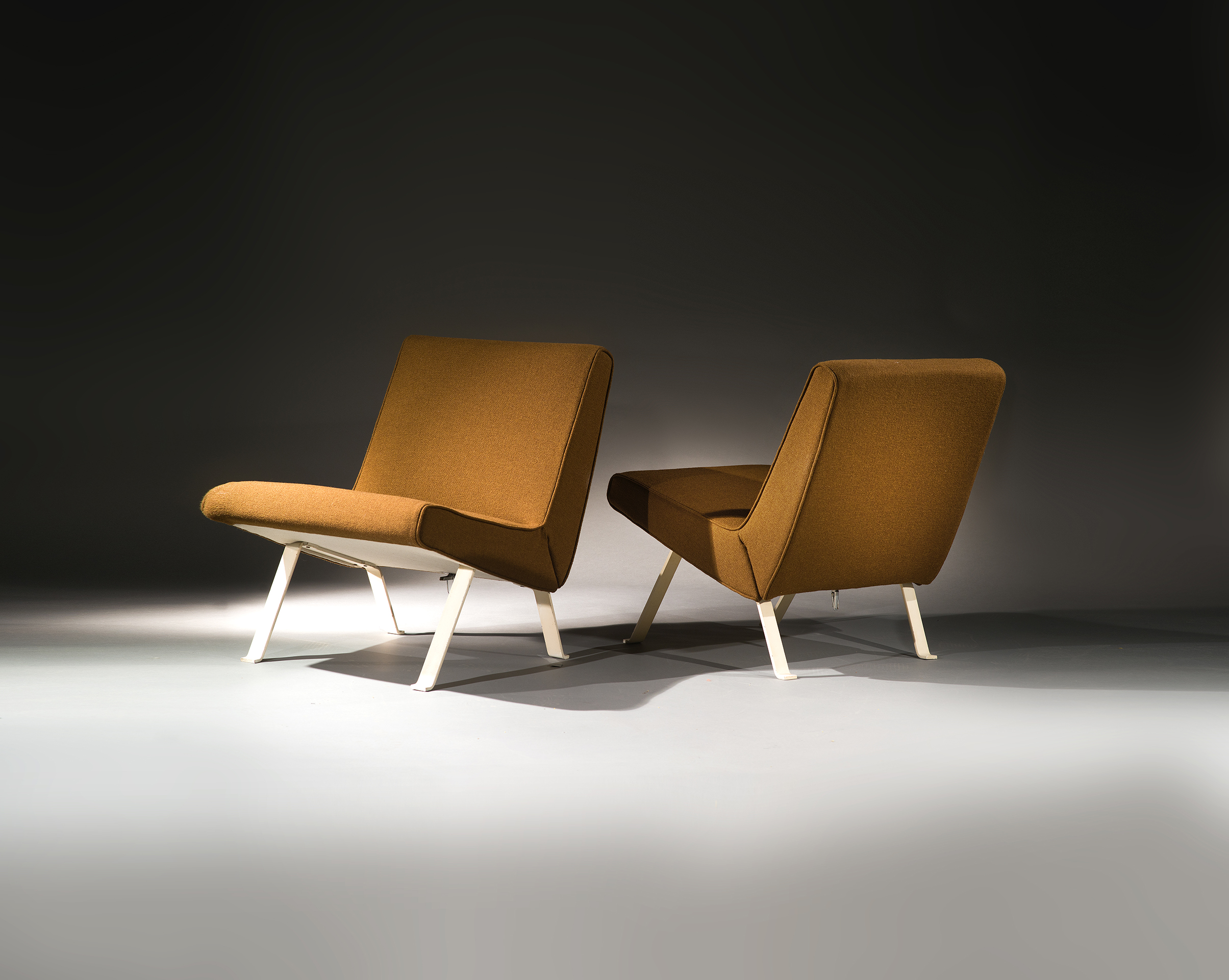 Model 800 pair of armchairs by Joseph-André Motte - Meubles et